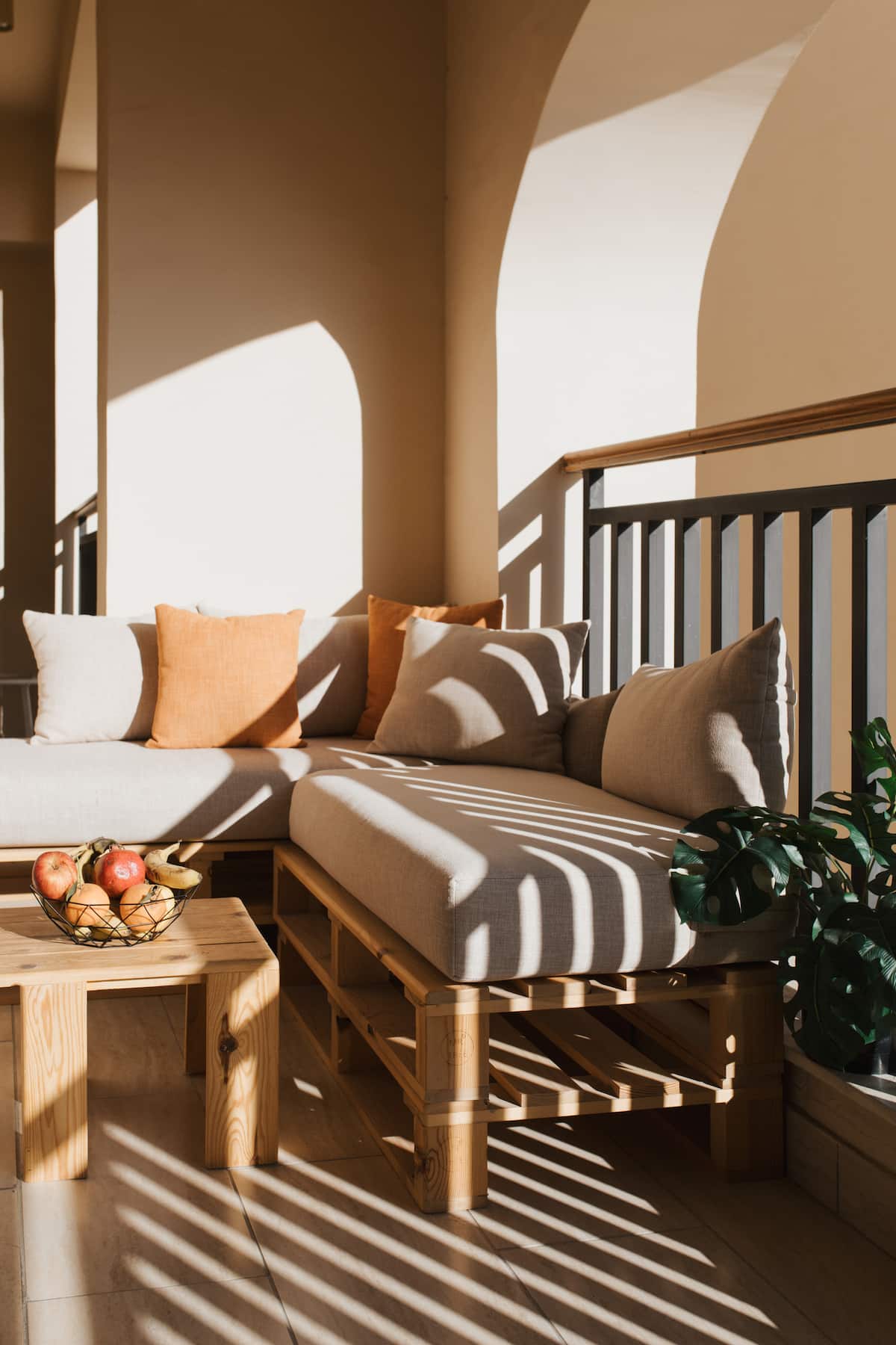 Balkon-Lounge im Abendlicht — SunnyStay Apartments