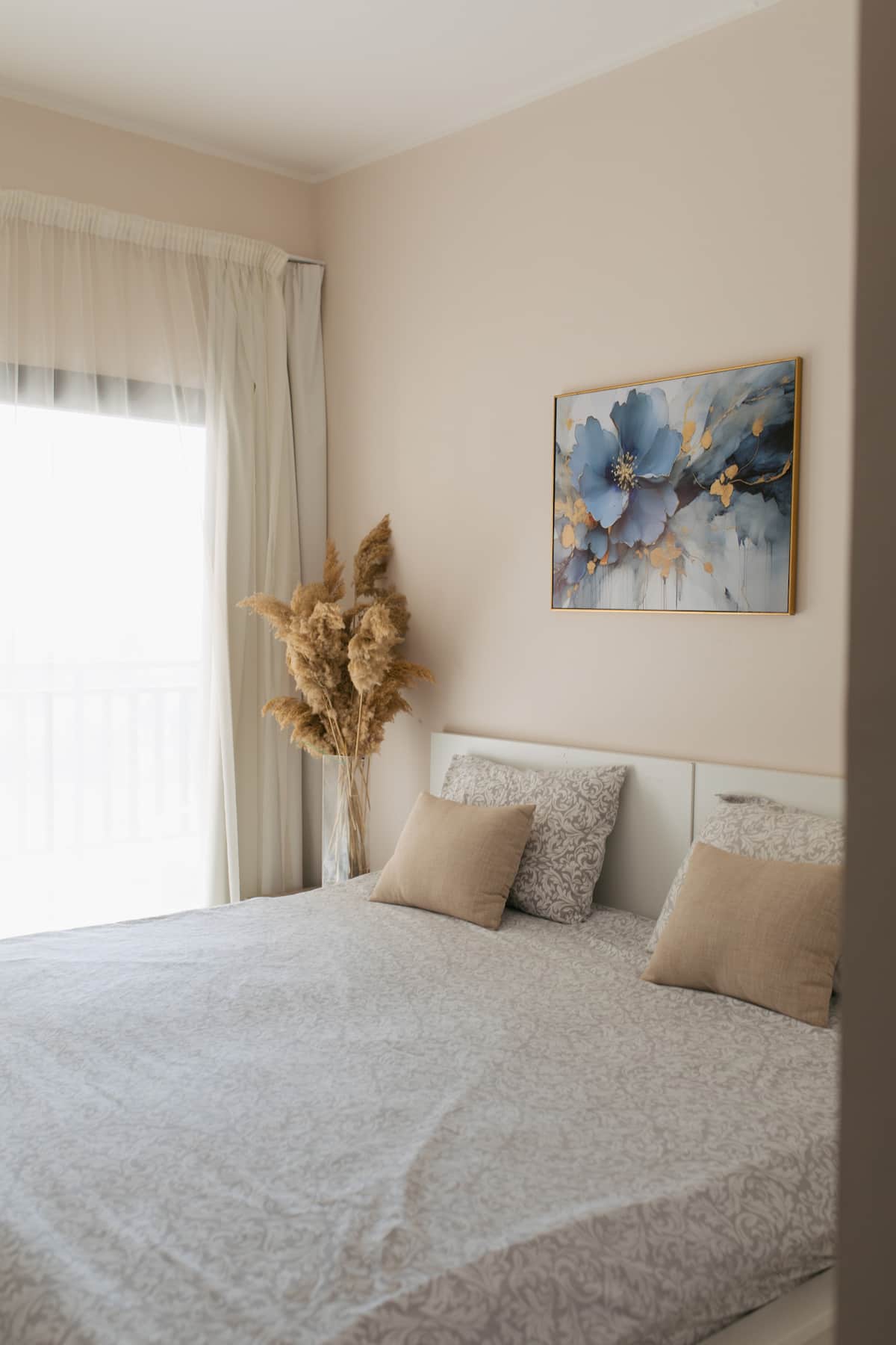 Schlafzimmer mit Blumenbild, Aldau Heights Longterm