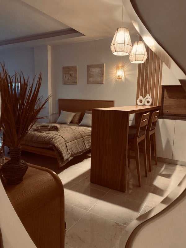 Studio mit warmem Holz und Boho-Leuchten, Selena Bay