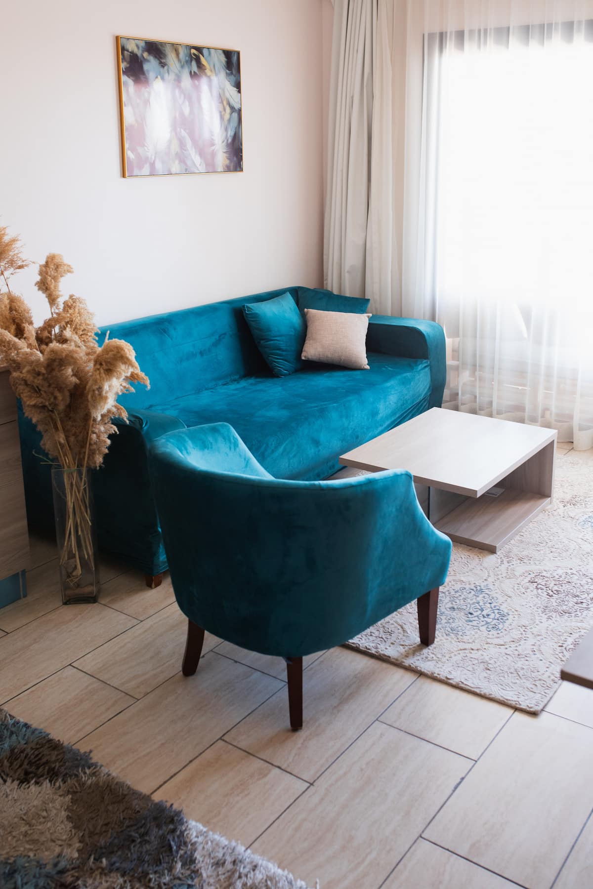 Wohnzimmer mit Petrol-Sofa, Aldau Heights Nest